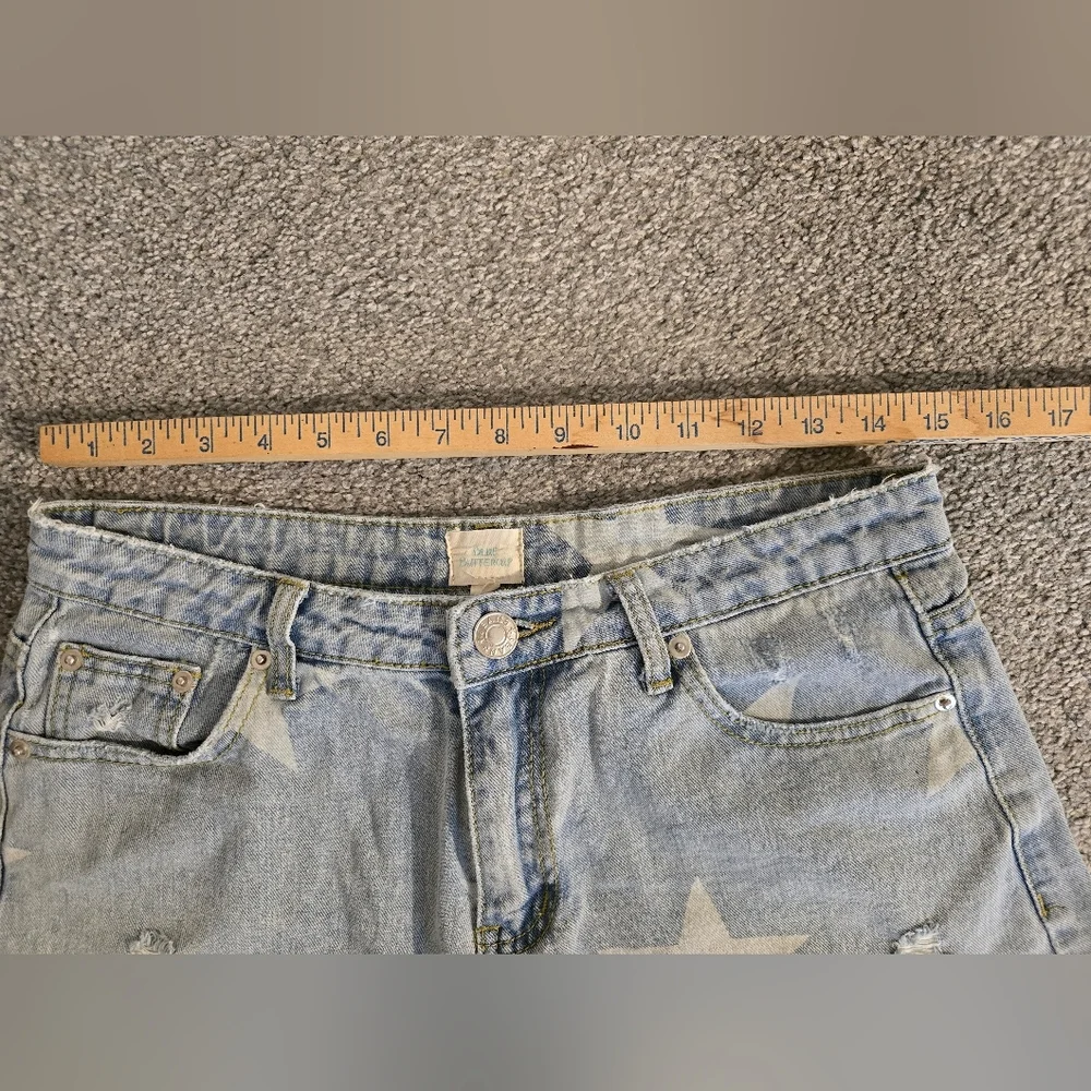 Blue Buttercup Star Print Distressed Light Denim Women's Size Large Shorts - Picture 8 of 8